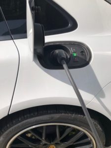 Die Ladesteckdose eines Elektroautos.